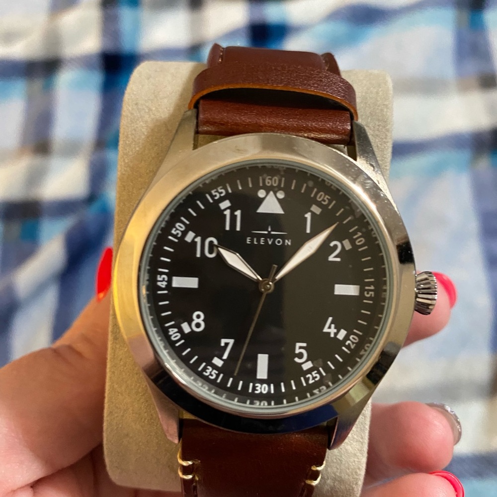 This is a men’s Elevon watch.